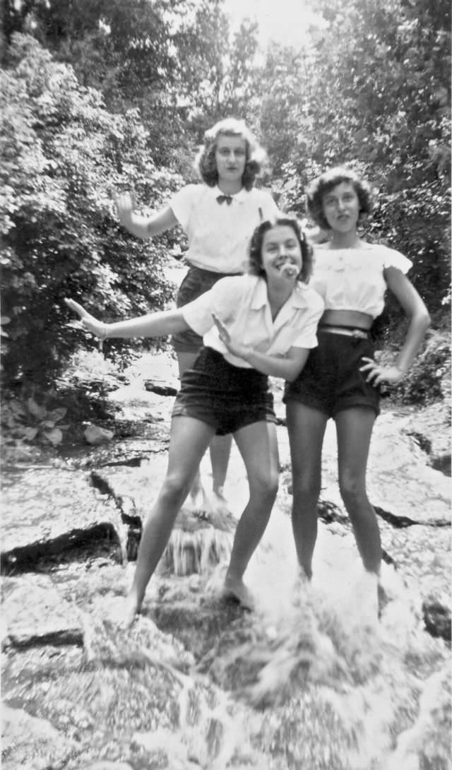 Stunning Photos of Teenage Girls Having a Good time in the 1940s