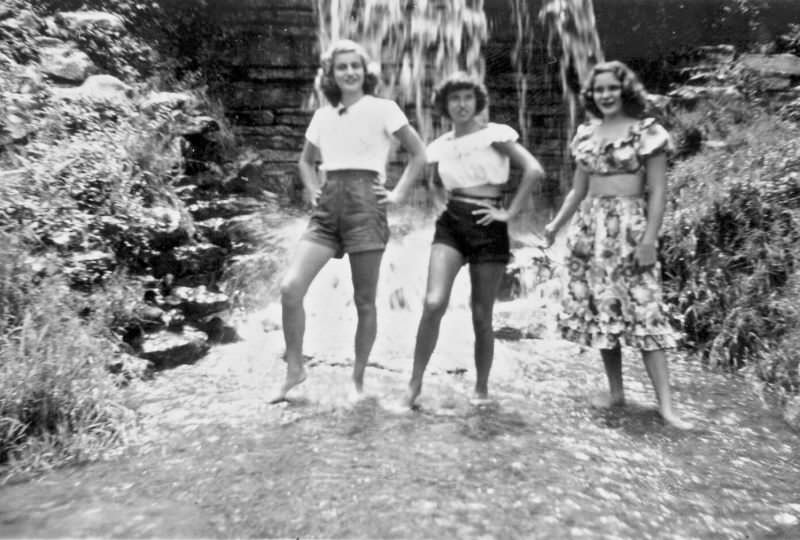 Stunning Photos of Teenage Girls Having a Good time in the 1940s