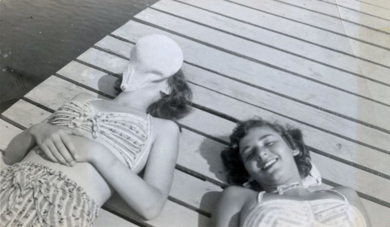 Stunning Photos of Teenage Girls Having a Good time in the 1940s