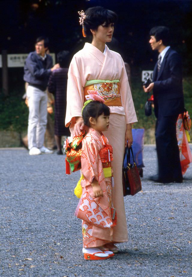 Mother and daughter in kiminos, Tokyo, 1983
