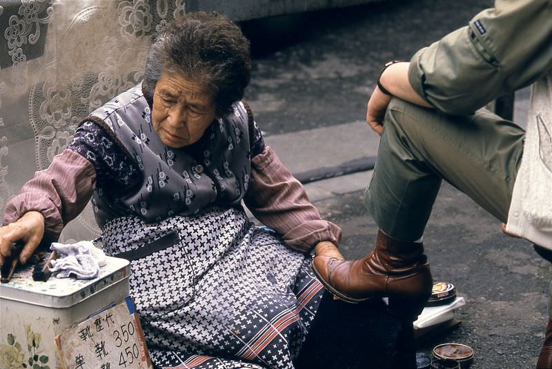 Shoe shining, Tokyo, 1982