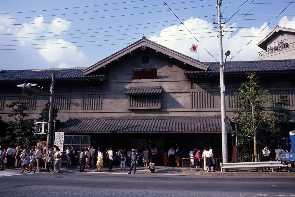 A general view on day fifteen of the Grand Sumo Autumn Tournament at Kuramae Kokugikan, Tokyo, 1984