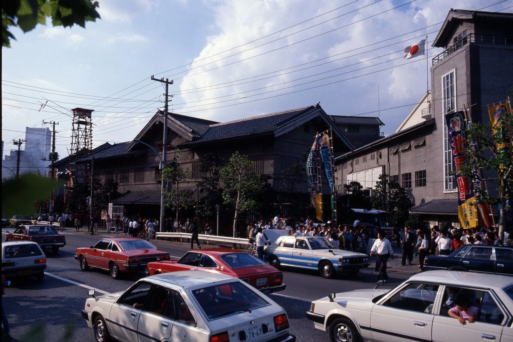 A general view on day fifteen of the Grand Sumo Autumn Tournament at Kuramae Kokugikan, Tokyo, 1984