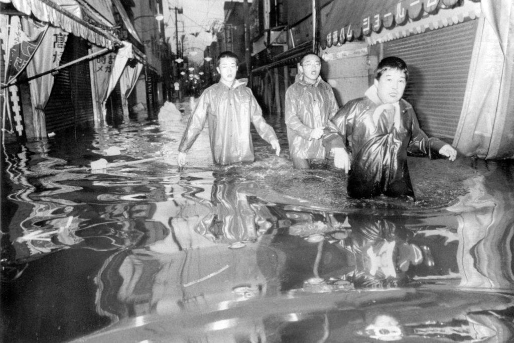 People evacuate inundated area as Typhoon Judy hit, Tokyo, 1982