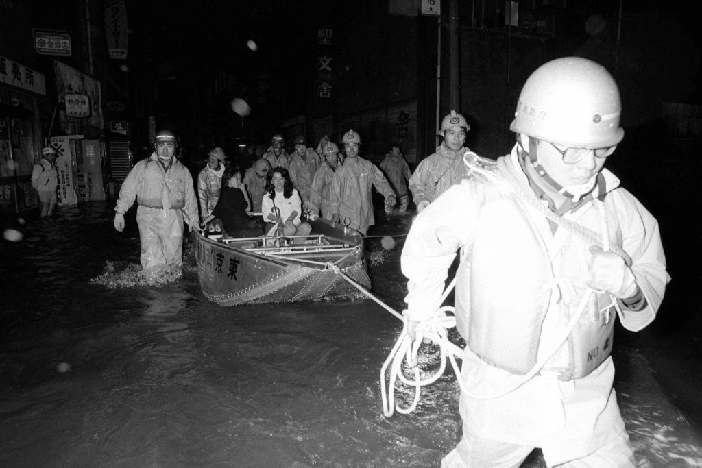 People evacuate inundated area as Typhoon Judy hit, Tokyo, 1982