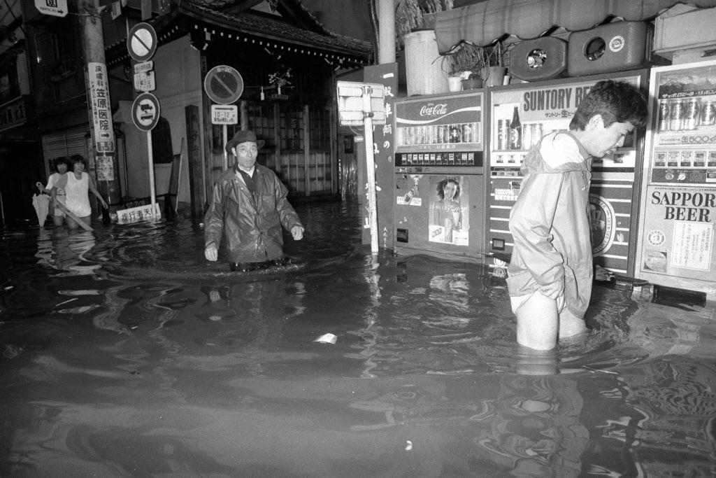 People evacuate inundated area as Typhoon Judy hit, Tokyo, 1982