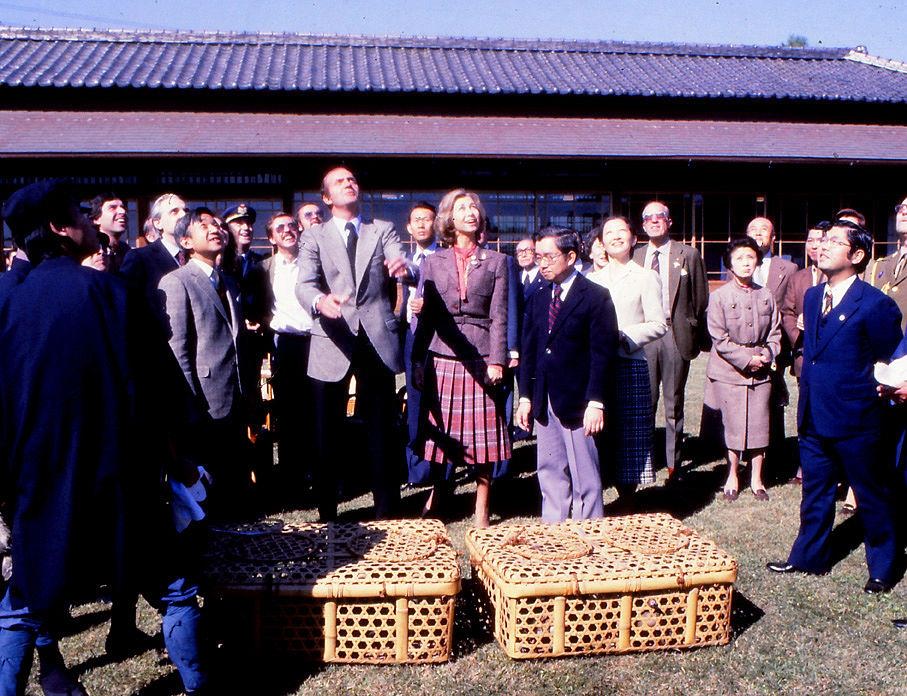 In the Imperial Reserve 'Shinama', the Spanish Kings Juan Carlos and Sofia and the Crown Princes Akihito and Michiko loose some pigeons, Tokyo, 1980.