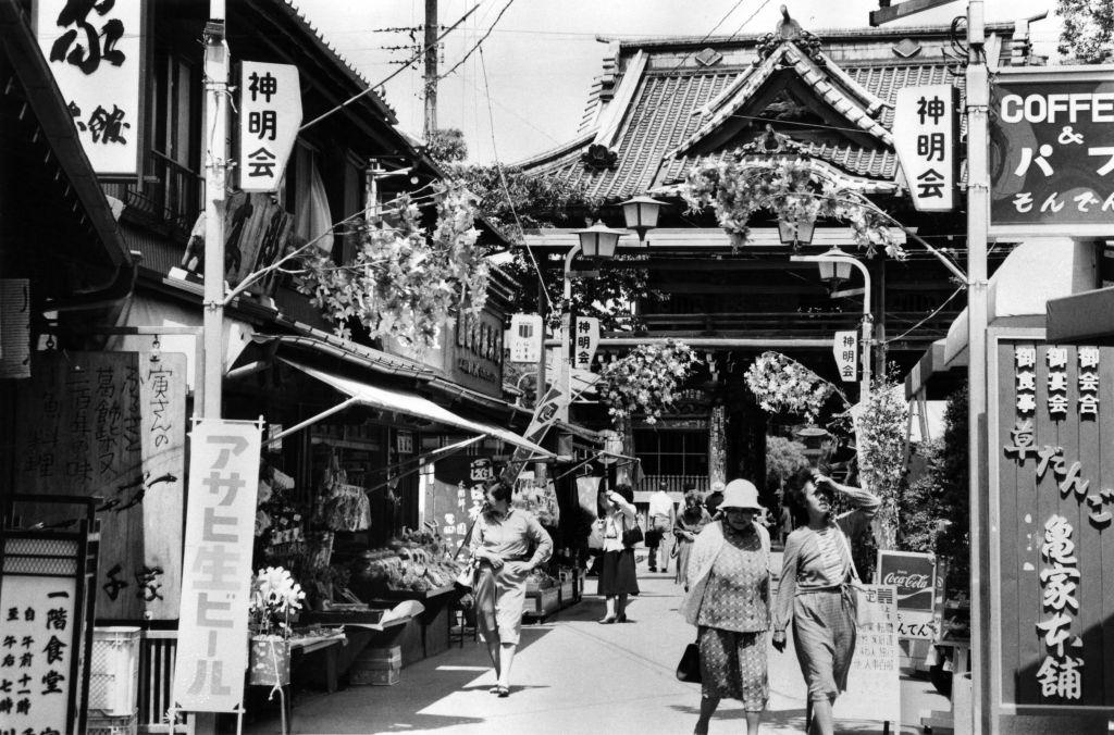 People visit Shibamata Taishakuten temple, Tokyo, 1982