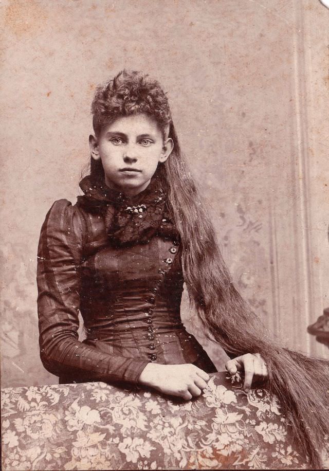 Victorian Women with Very Long Hair: Stunning Historical of Women Who Never Cut Their Hair, 1860-1900