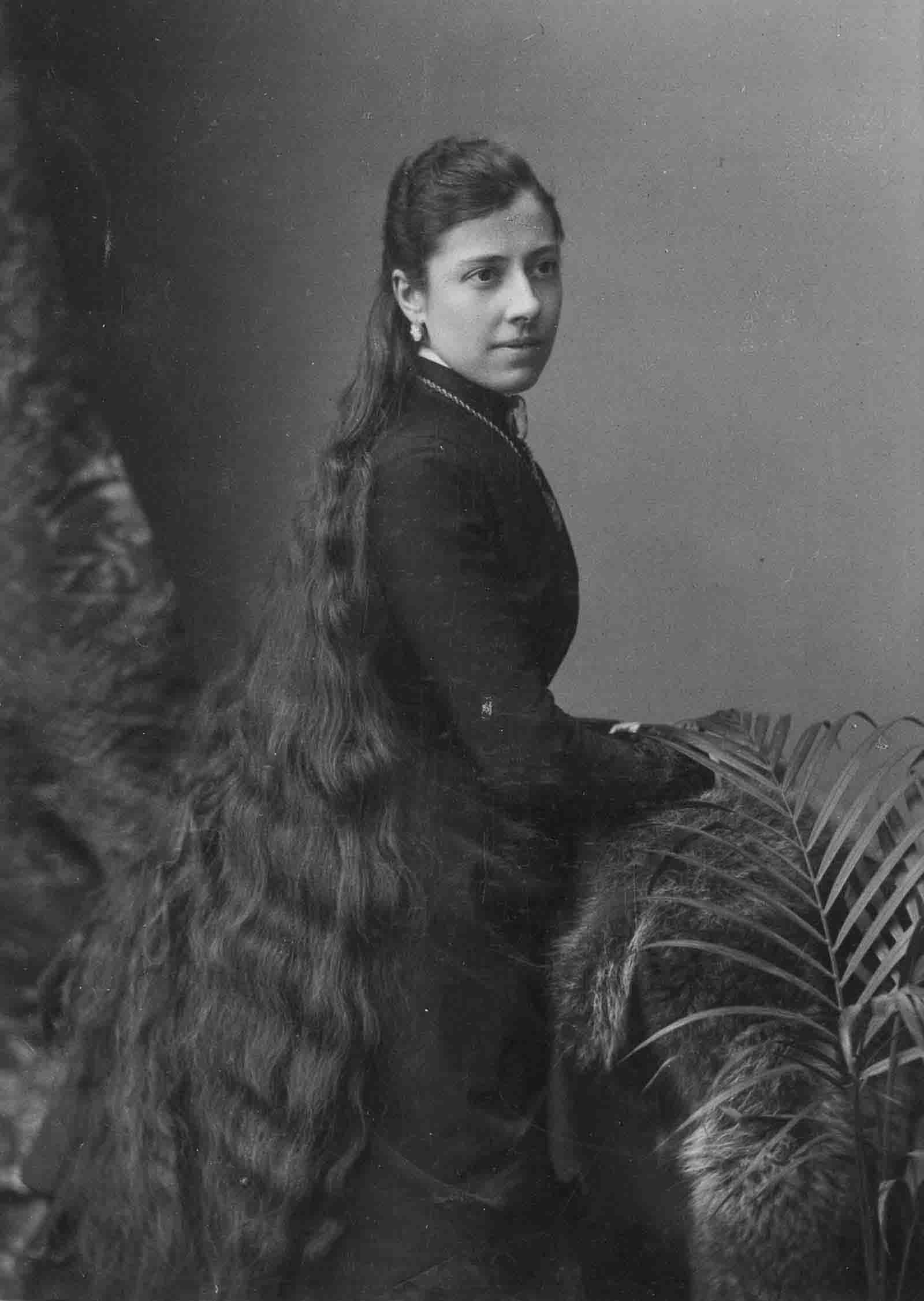 Victorian Women with Very Long Hair: Stunning Historical of Women Who Never Cut Their Hair, 1860-1900