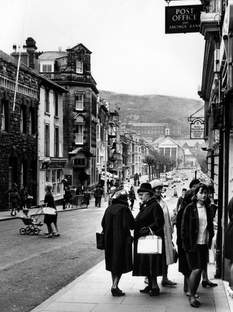 Street Scenes, Aberystwyth, Ceredigion, West Wales, 20th May 1965. Shoppers in busy Great Dark Gate Street.