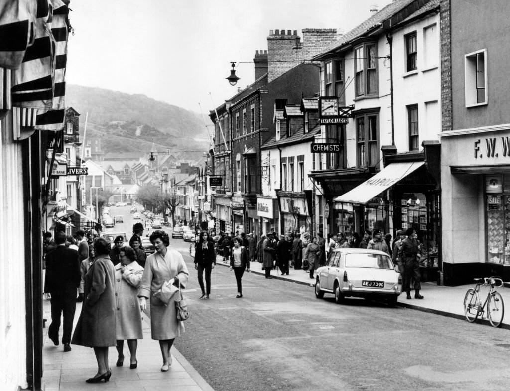 Street Scenes, Aberystwyth, Ceredigion, West Wales, May 1965. Looking down Great Dark Gate Street towards North Parade.
