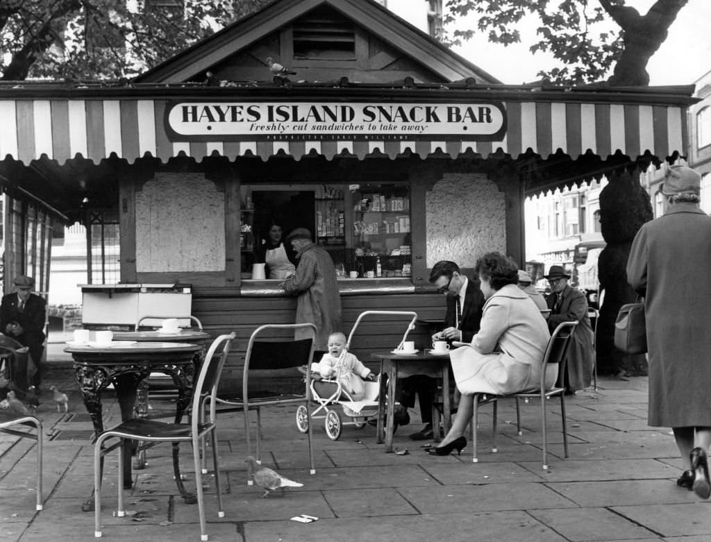 Hayes Island Snack Bar. Cardiff, South Glamorgan, Wales. October 1964.