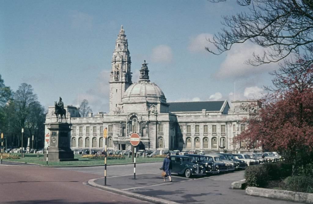 Cars parked in front of Cardiff City Hall located in the Cathays Park civic centre area of Cardiff, Wales, 1960.