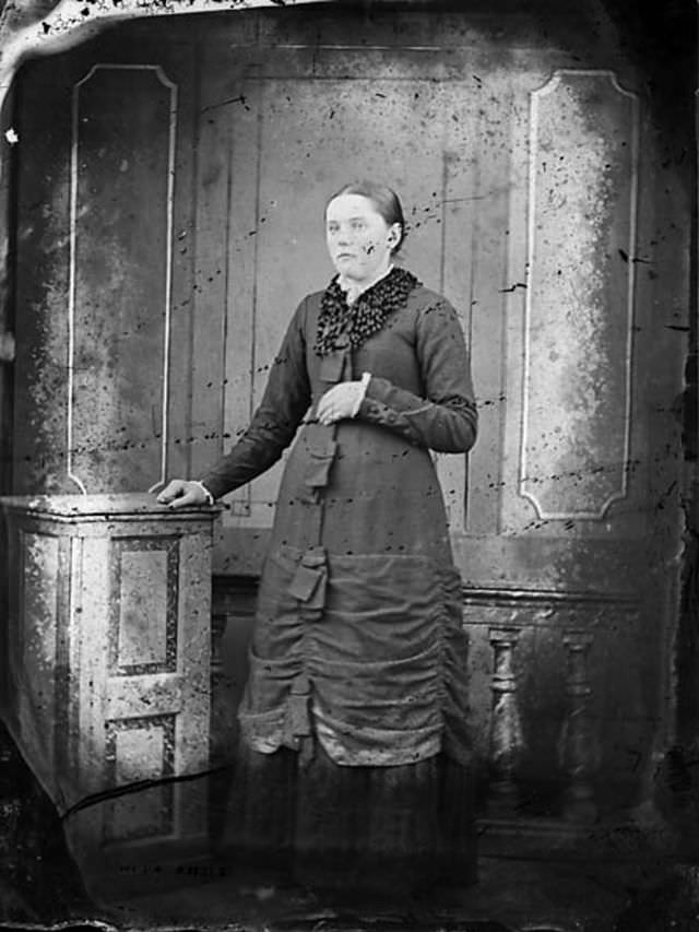 Rare Historical Portraits of Welsh Women in Traditional Dresses from the 1870s