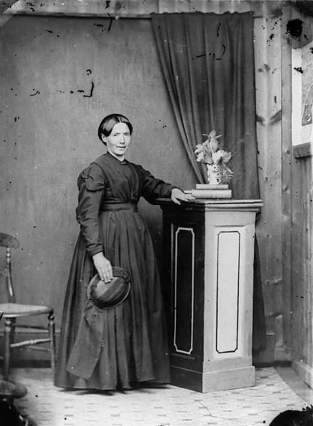 Rare Historical Portraits of Welsh Women in Traditional Dresses from the 1870s