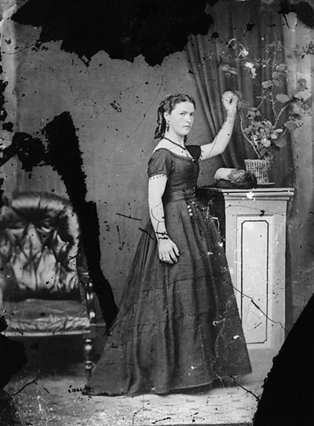 Rare Historical Portraits of Welsh Women in Traditional Dresses from the 1870s