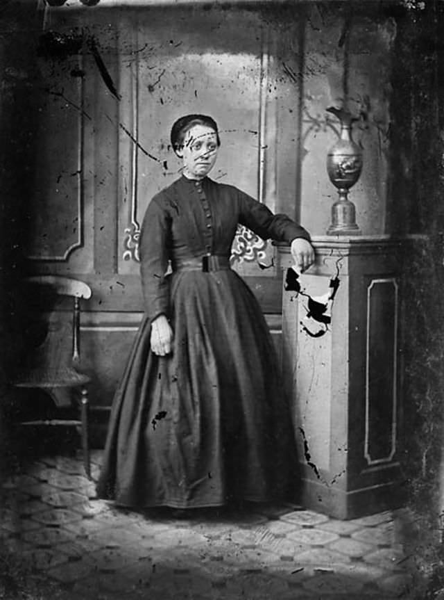 Rare Historical Portraits of Welsh Women in Traditional Dresses from the 1870s