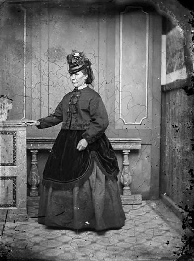 Rare Historical Portraits of Welsh Women in Traditional Dresses from the 1870s