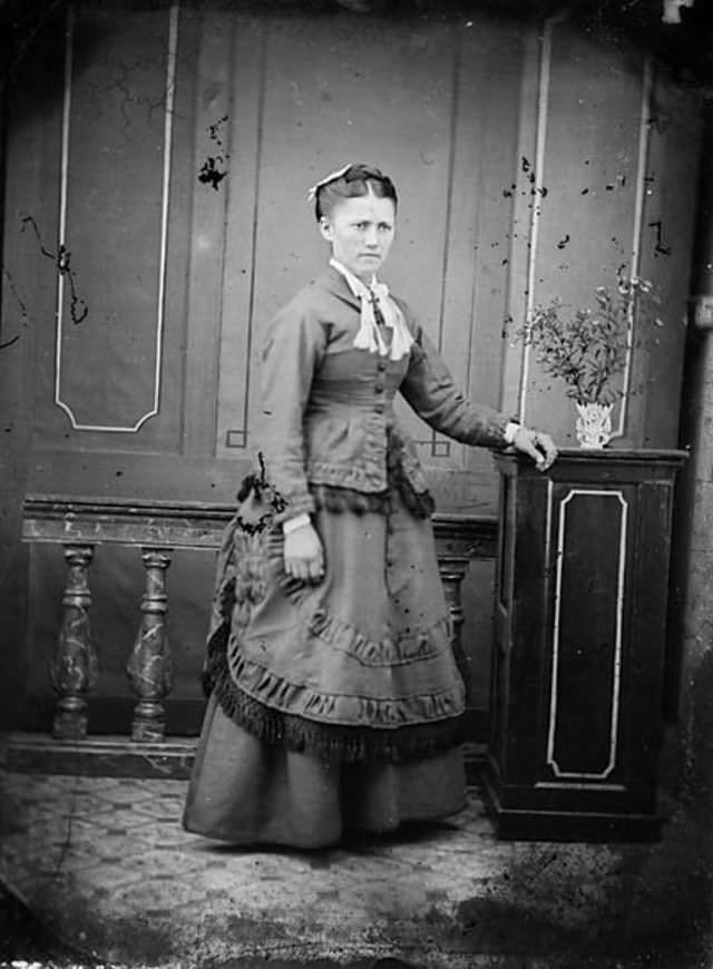 Rare Historical Portraits of Welsh Women in Traditional Dresses from the 1870s