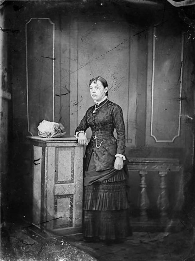 Rare Historical Portraits of Welsh Women in Traditional Dresses from the 1870s