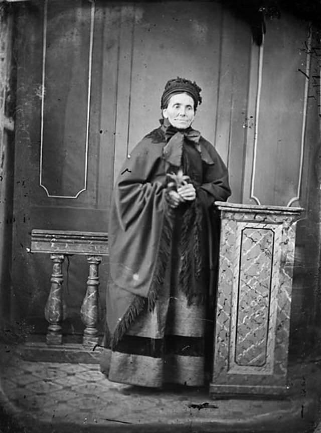 Rare Historical Portraits of Welsh Women in Traditional Dresses from the 1870s