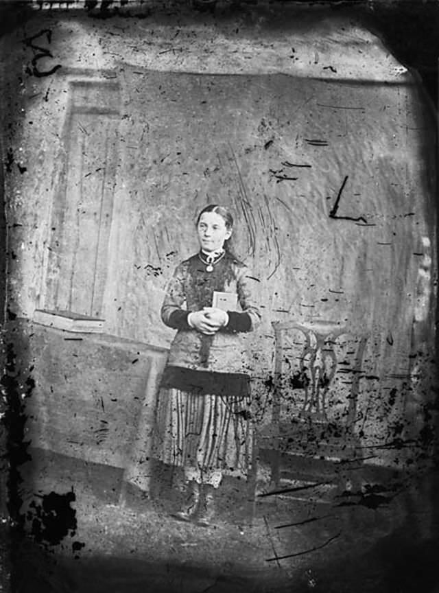 Rare Historical Portraits of Welsh Women in Traditional Dresses from the 1870s