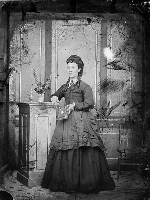 Rare Historical Portraits of Welsh Women in Traditional Dresses from the 1870s