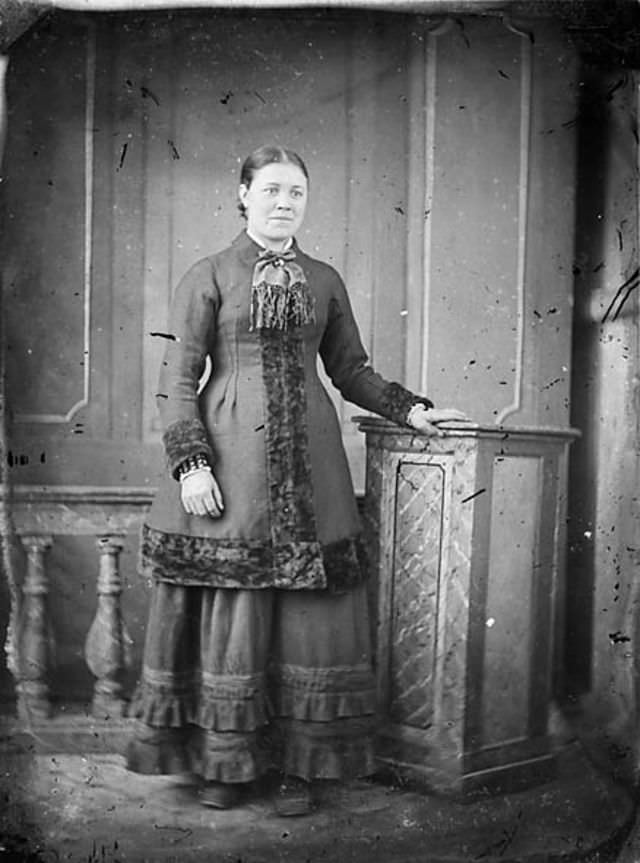 Rare Historical Portraits of Welsh Women in Traditional Dresses from the 1870s