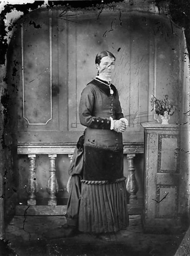 Rare Historical Portraits of Welsh Women in Traditional Dresses from the 1870s