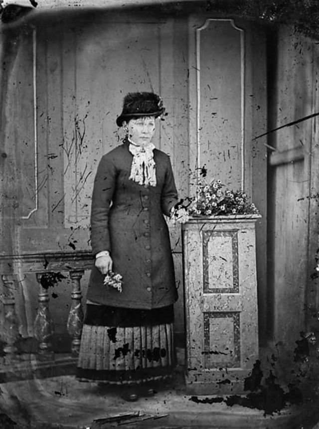 Rare Historical Portraits of Welsh Women in Traditional Dresses from the 1870s