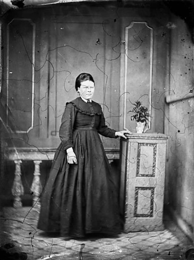 Rare Historical Portraits of Welsh Women in Traditional Dresses from the 1870s