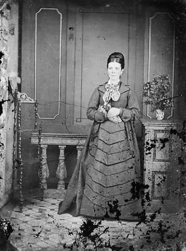 Rare Historical Portraits of Welsh Women in Traditional Dresses from the 1870s