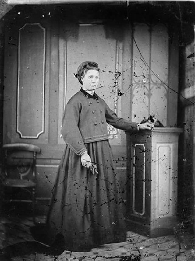 Rare Historical Portraits of Welsh Women in Traditional Dresses from the 1870s