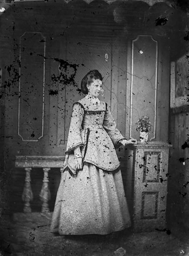 Rare Historical Portraits of Welsh Women in Traditional Dresses from the 1870s