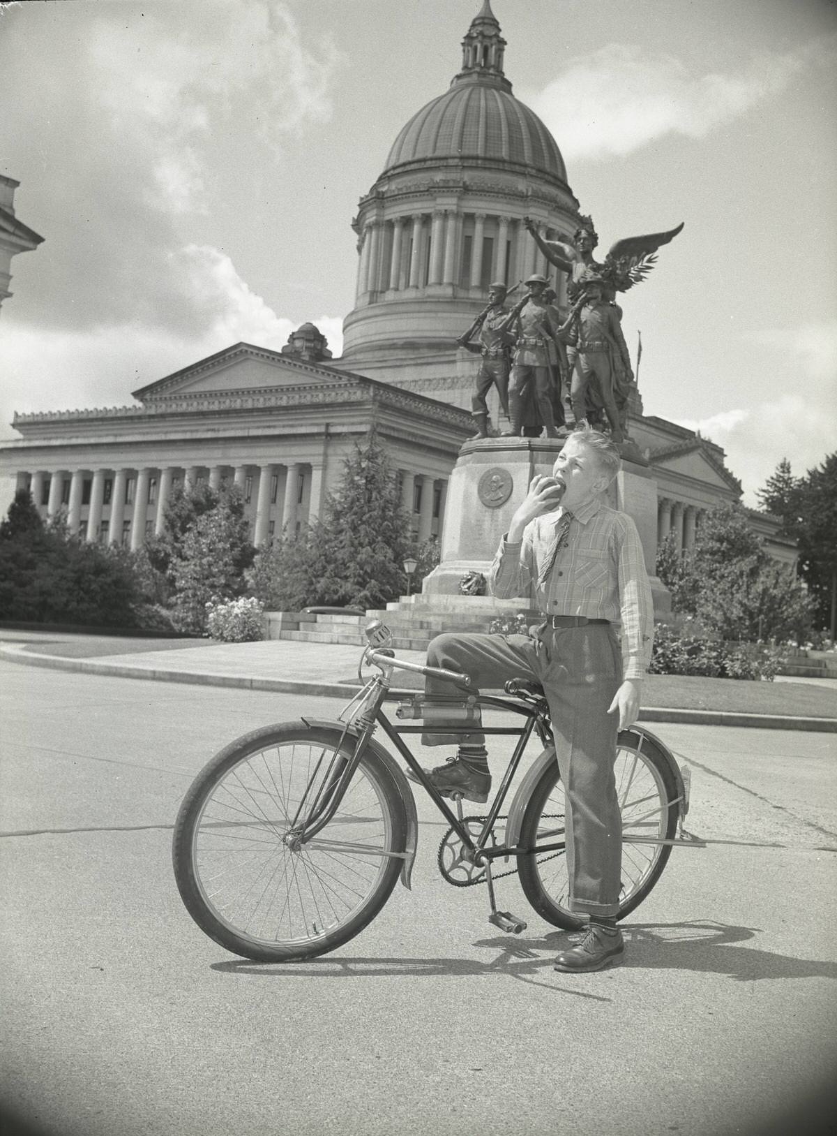 World War I monument with Jimmie Langlie, 1935