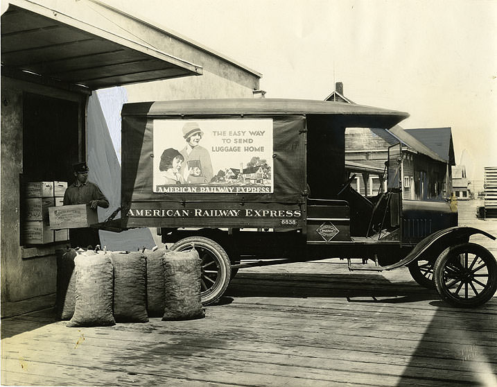 Loading oysters, Olympia Oyster Company, 1924