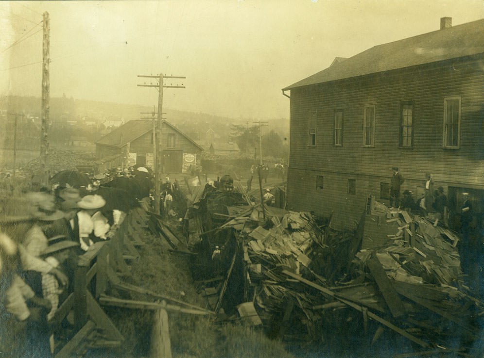 Scene of a train wreck in Olympia, 1910