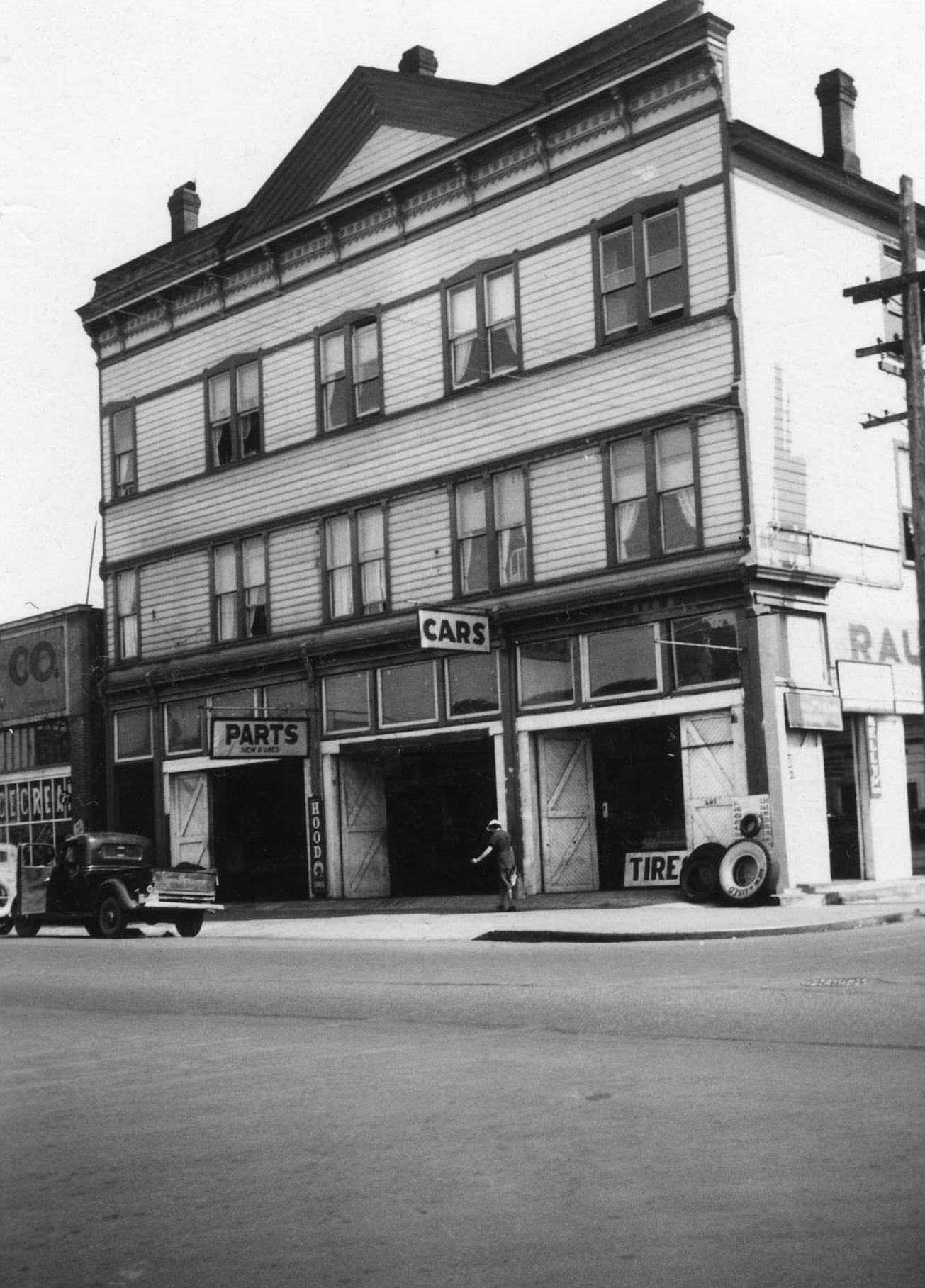 Raudenbush Motor Company and Nommensen Furniture Company, 1940