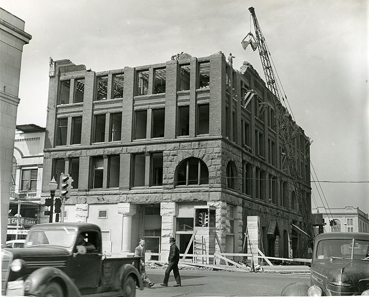 Demolition of Kneeland Hotel after 1949 earthquake.