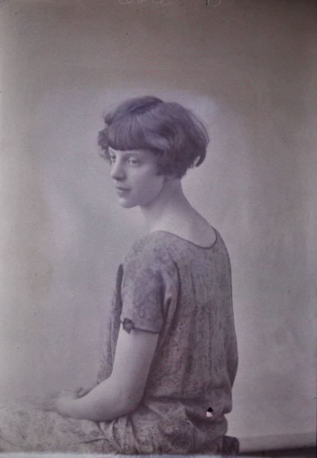Stunning Historical Portraits of the 1920s Young Ladies