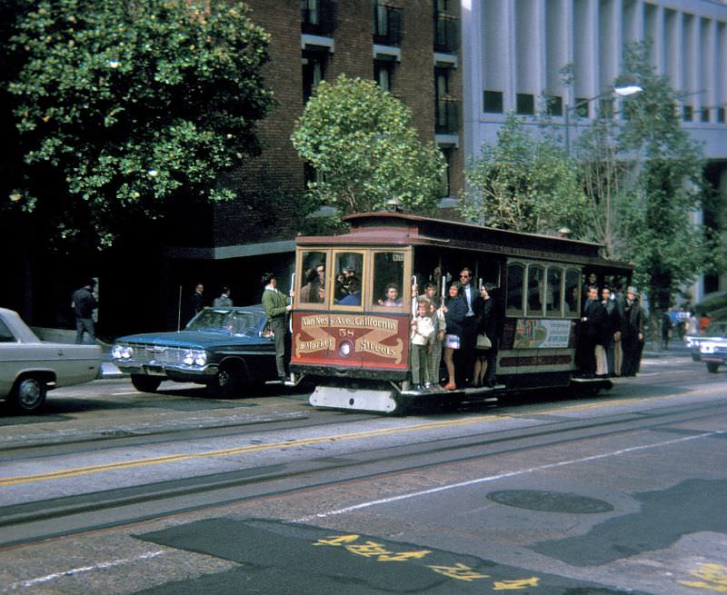California Street cable car route. View northeast on California Street between Kearny Street and Grant Avenue, 1970