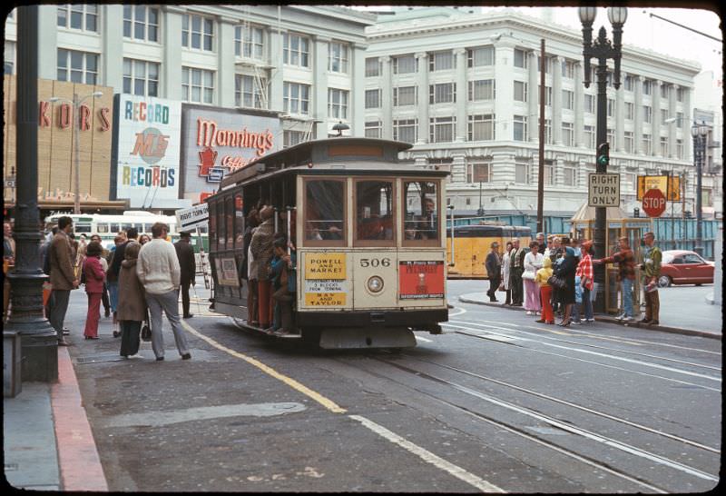 Powell Street at the end-of-line turntable at Market Street, 1971