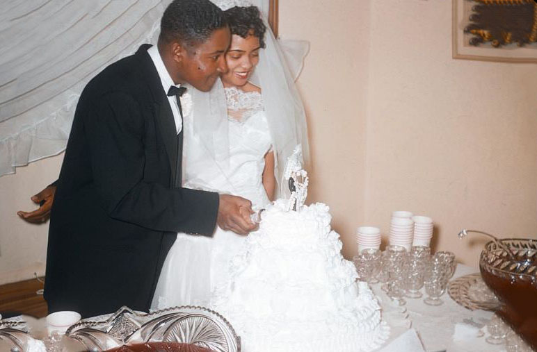 Do you have to have your hand behind you while cutting the cake