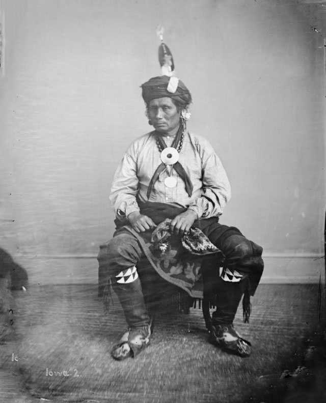 Mah-Hee (Knife), Third Chief of Iowas, with Peace Medal.