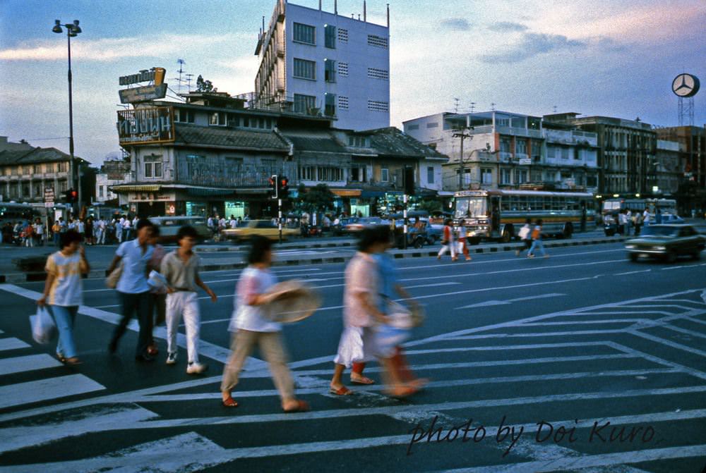 Street crossing in front of Hua Lamphong Station