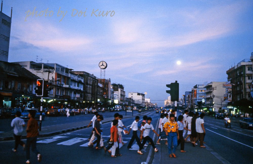 Moon rising over Rama IV road