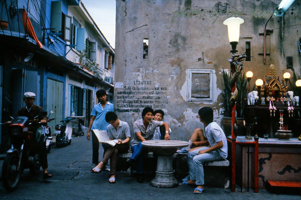 Young people at Yaowarat