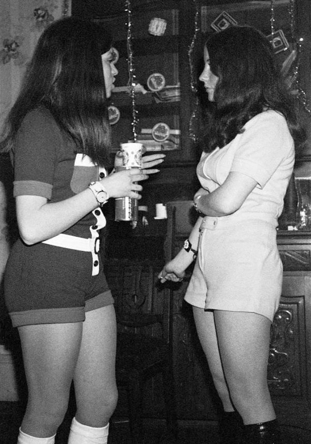 Fabulous Photos of Students Partying in Belfast, 1970