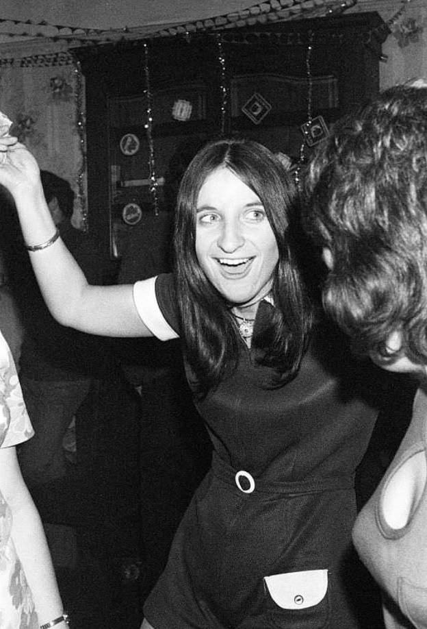 Fabulous Photos of Students Partying in Belfast, 1970